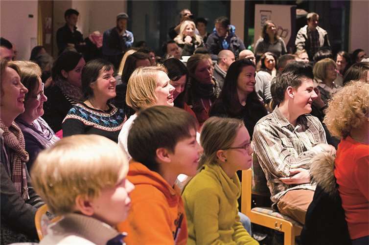 Viele Besucher aus allen Altersgruppen kamen ins Pfarrzentrum.