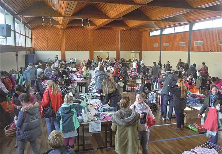 Viele Besucher begutachteten die dargebotenen Waren.privat