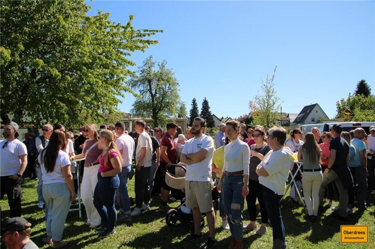 Viele Besucher beim traditionellen Aufstellen der großen Maibäume in Oberdrees