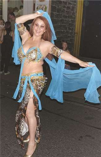 Viele Besucher beneideten die Bautänzerin bei den hochsommerlichen Temperaturen um ihr luftiges Outfit.