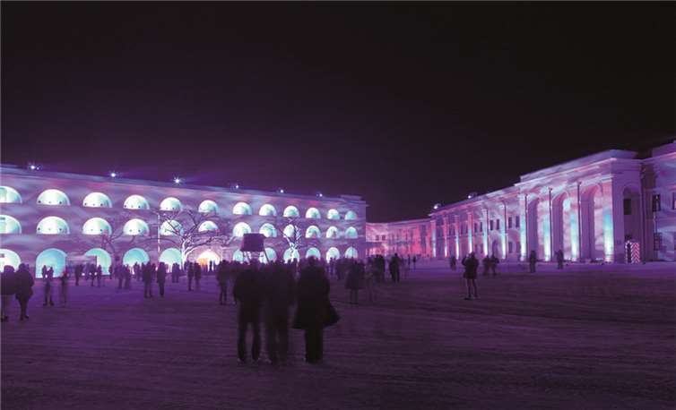 Viele Besucher besichtigen die Festung Ehrenbreitstein mit ihrer farbenfrohen Beleuchtung.  privat