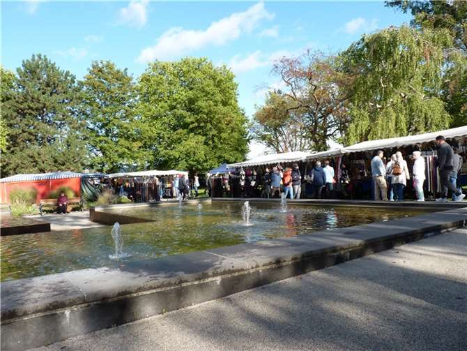 Viele Besucher bummelten durch die Parkanlagen. 