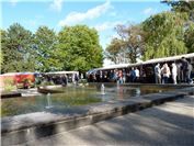 Viele Besucher bummelten durch die Parkanlagen. 