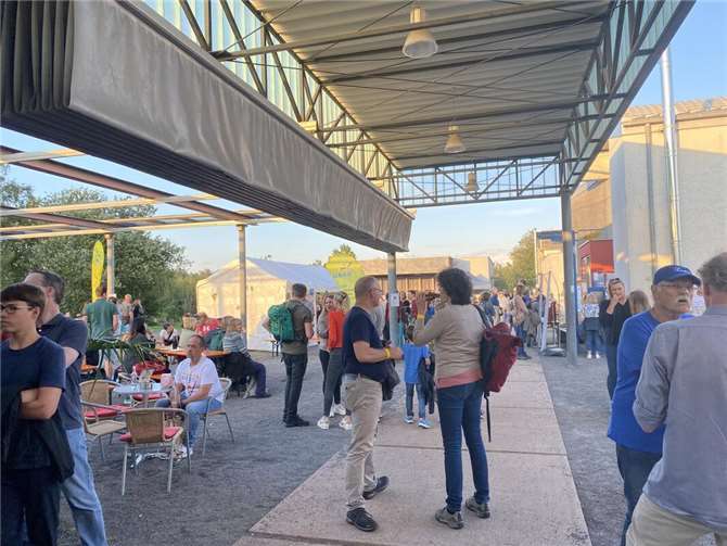 Viele Besucher der BatNight warten gespannt auf den Beginn der geführten Wanderung.  Foto: Kerstin Stüwe/ Stadt Mayen