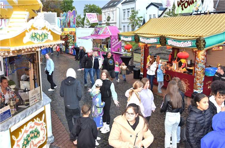 Viele Besucher der Kirmes drängten sich in den Abendstunden über den Platz.