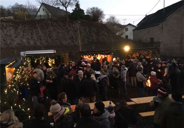 Viele Besucher fanden den Weg in die neu gestaltete Dorfmitte.privat