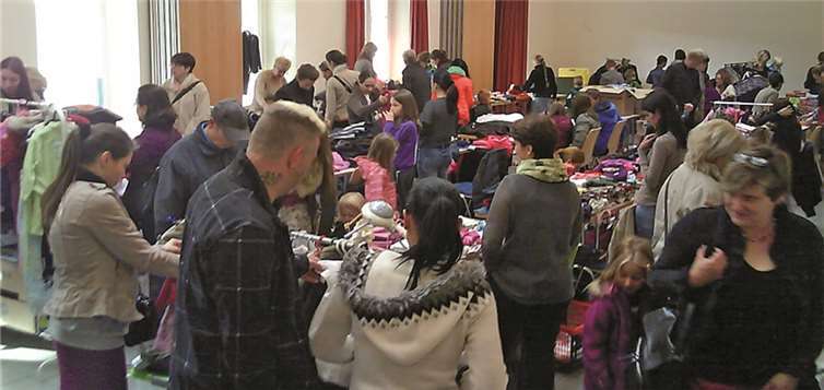 Viele Besucher fanden den Weg zum Vereinshaus, um in Ruhe stöbern zu können.privat