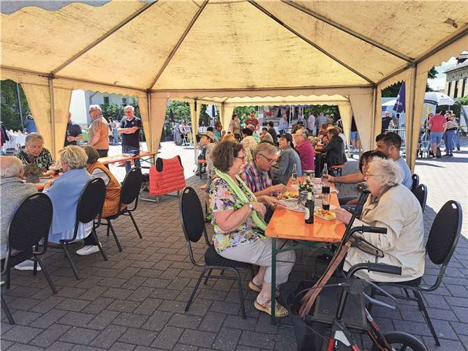 Viele Besucher fanden in einem offenen Zelt Schutz vor der Sonne und ließen es sich bei einem deftigen Snack und einem erfrischenden Getränk gut gehen.