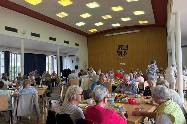 Viele Besucher folgten der Einladung zum Fairen Frühstück