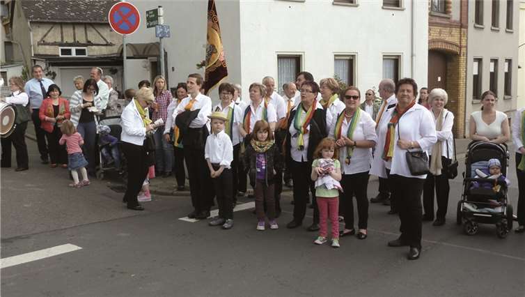 Viele Besucher hatten sich am Straßenrand versammelt.