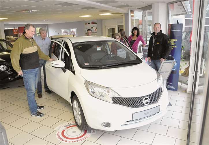 Viele Besucher informierten sich über den neuen Nissan „Note“ und die ganze Auto-Palette.BS