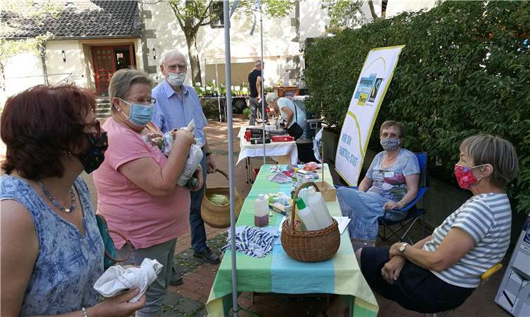 Viele Besucher interessierten sich für den Stand der Steuerungsgruppe Fairtrade und der Initiative Rheinbach ohne Plastikmüll. Foto: privat
