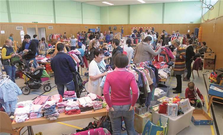 Viele Besucher kamen in die Goloring-Halle, um ein Schnäppchen beim Kinderkleiderbasar zu ergattern. privat
