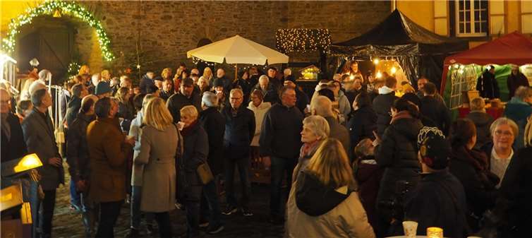 Viele Besucher kamen zur Eröffnung des Adventsmarktes im Burghof und der Genovevaburg.