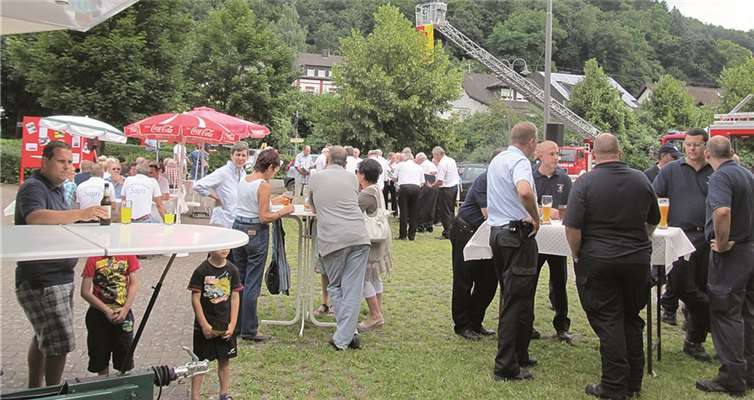 Viele Besucher kamen zur Feuerwehr nach Bendorf - Sayn, um sich zu informieren, aber auch zum feiern.PS
