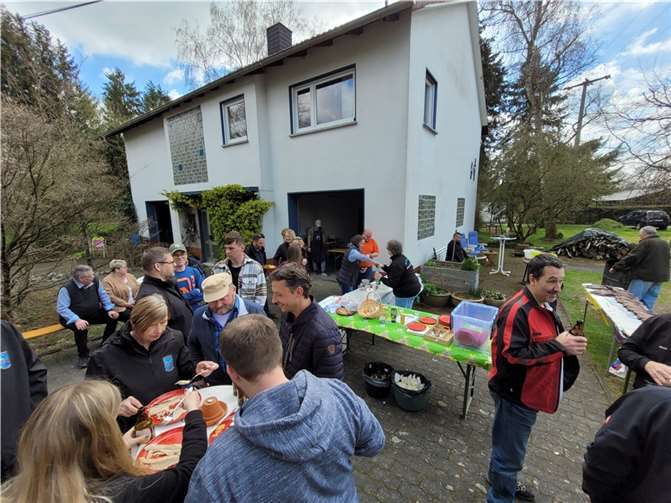 Viele Besucher ließen sich Ihre Forellen vor Ort schmecken. Quelle: Förderverein Brückrachdorf