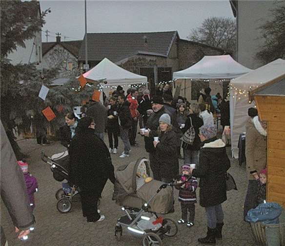 Viele Besucher machten sich ein Bild von dem festlich geschmückten Dorfplatz. Privat