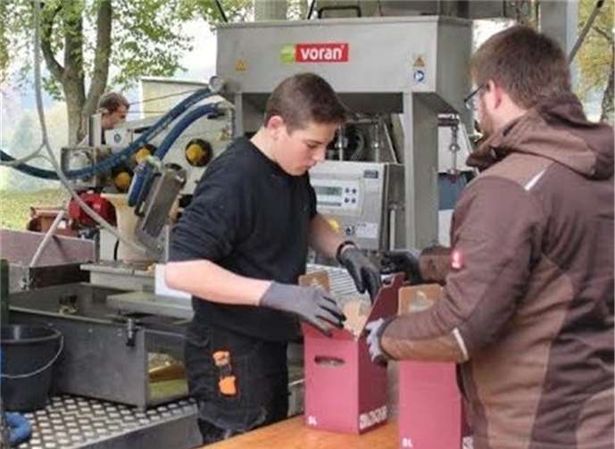 Viele Besucher nahmen das Angebot, die eigenen Äpfel zu Saft pressen zu lassen, gerne an. privat