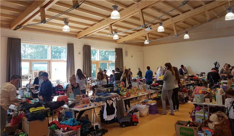 Viele Besucher nutzen die Gelegenheit, nach Schnäppchen zu stöbern.privat