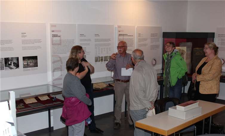 Viele Besucher nutzten den Tag des offenen Denkmals, um bei einer Führung die Geschichte des Hauses und der darin verkehrenden Juden zu erfahren. Fotos: WER