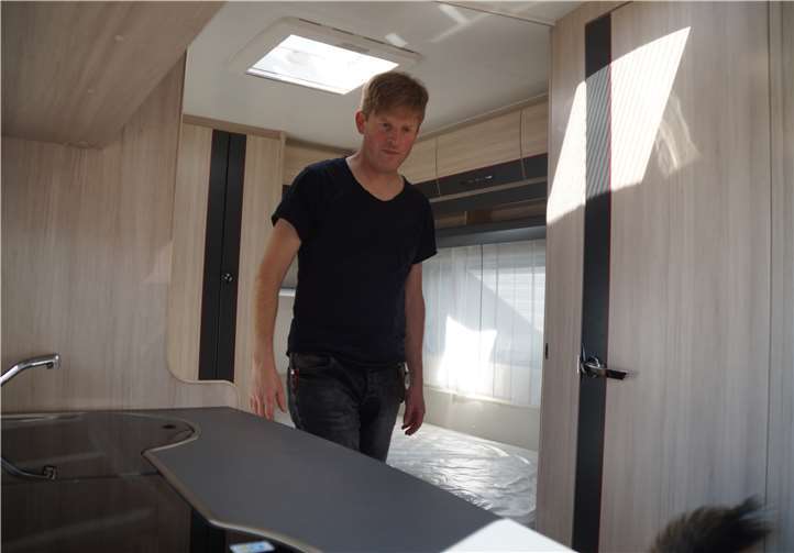 Viele Besucher nutzten die Möglichkeit, sich die Wohnmobile und -anhänger von innen anzusehen.