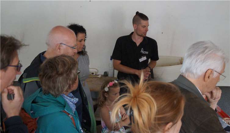 Viele Besucher nutzten die seltene Gelegenheit, währendeiner Führung alles über die Schützlinge der Tierschützer zu erfahren.