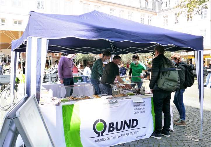 Viele Besucher probierten gerne von den veganen Häppchen. Foto: BUND Koblenz