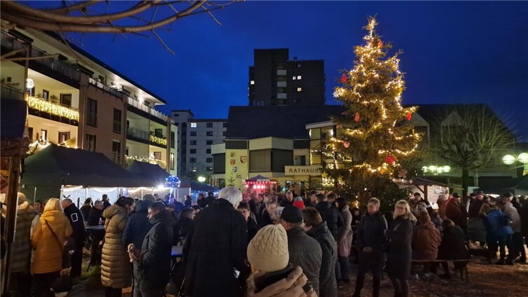 Viele Besucher schlenderten über den Adventszauber-Weihnachtsmarkt in Bad Hönningen.