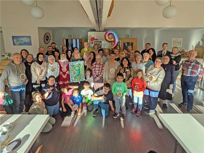 Viele Besucher unterschiedlicher Kulturen feierten gemeinsam den neunten Geburtstag des Café International. Foto: VG Wirges/ Annette Brach