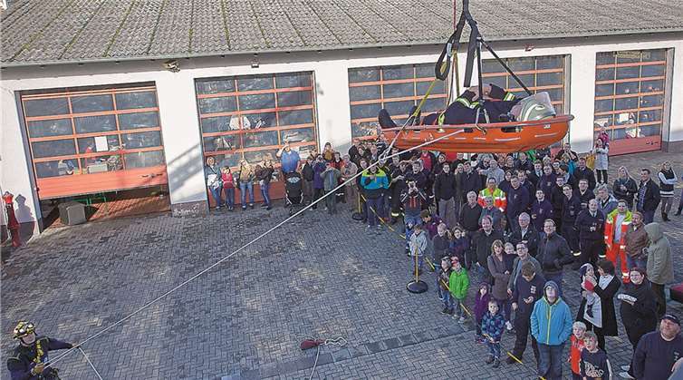 Viele Besucher verfolgen interessiert die Vorführung der Höhenrettung.WT