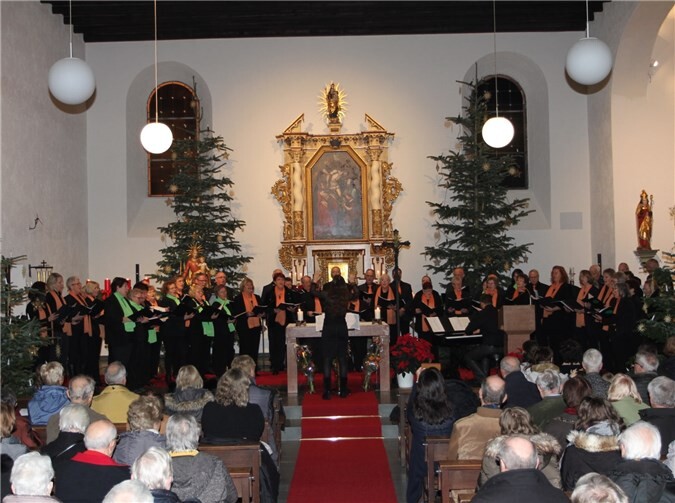 Viele Besucher waren zum Konzert nach Nievern gekommen. Fotos: Privat
