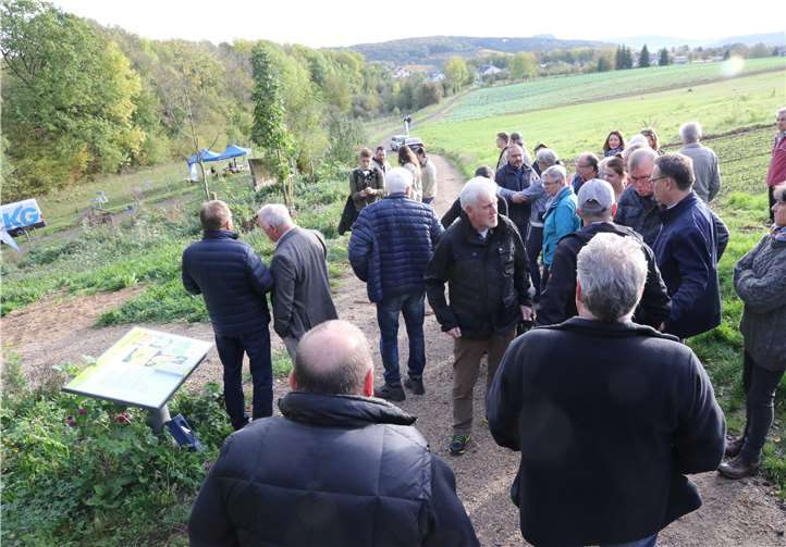 Viele Besucher waren zur Eröffnung an die „spirituelle Tankstelle“ des „Birnenrundwanderwegs“ gekommen.