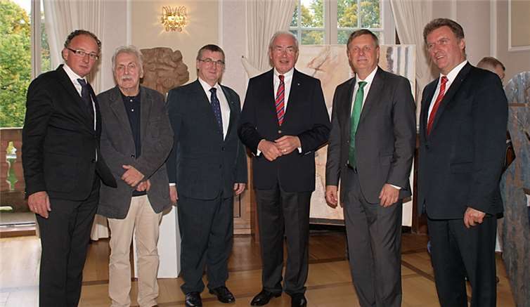 Viele Besucher wollten sich die Ausstellungseröffnung bei der SGD Nord nicht entgehen lassen. Unter ihnen Achim Hütten, Oberbürgermeister von Andernach, Fred Schäfer-Schällhammer, Künstlergruppe Pellenz, Landrat Dr.Alexander Saftig, Finanzminister a.D. Gernot Mittler, SGD Nord Präsident Dr.Ulrich Kleemann und Ernst-Josef Lehrer, Vorstand der Sparkasse Koblenz.. -US-