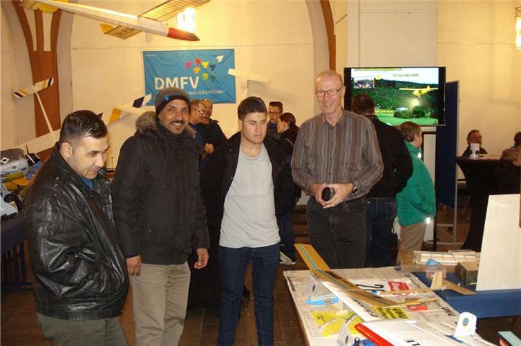 Viele Besucher zeigten großes Interesse an den ausgestellten Modellen.