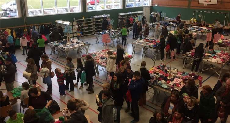 Viele Besucher zog es zu dem Basar in der Melsbacher Turnhalle.  Julia Roch