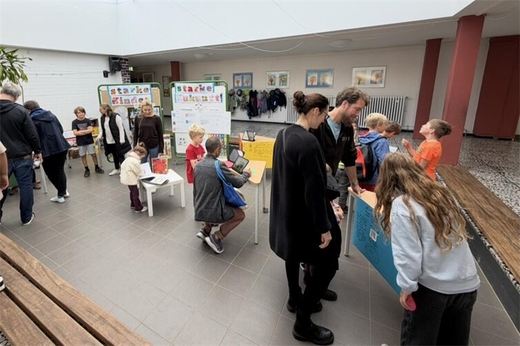 Viele Besucherinnen und Besucher informierten sich über die Kinderrechte und die Arbeit der Schülerinnen und Schüler. Die Kinder präsentierten stolz ihr Wissen und beantworteten die Fragen der Gäste.