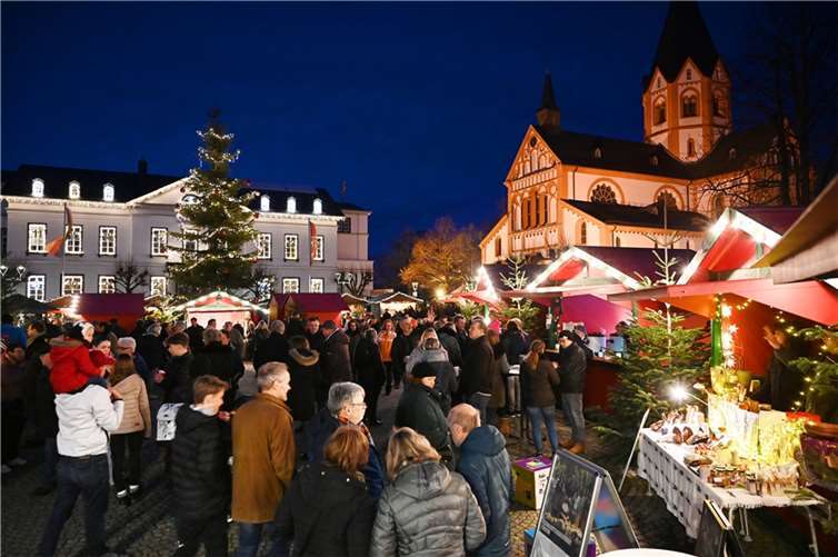 Viele Besucherinnen und Besucher waren zum Weihnachtsmarkt gekommen.