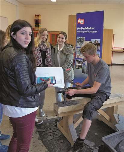 Viele Betriebe hatten ihre eigenen Auszubildenden dabei, welche den ganzen Vormittag die Fragen der interessierten Schüler beantworteten.