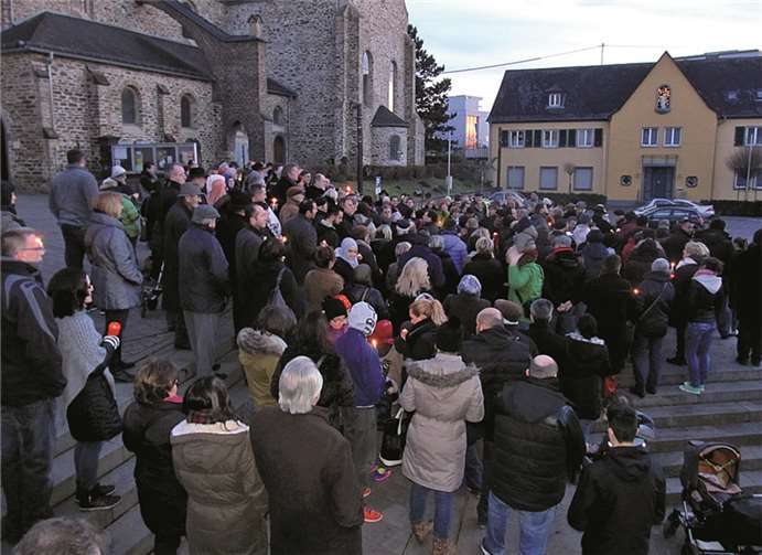 Viele Bewohner aus allen Schichten nahmen an der Mahnwacheteil. Am Ende waren es über 300 Personen, die ihr Mitgefühl zeigten.