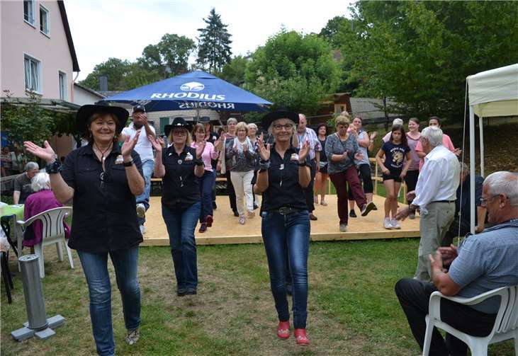 Viele Bewohner und Gäste zog es auf die Bühne, als die Line Dance Gruppe in einem kleinen Workshop einen Westerntanz einübte.