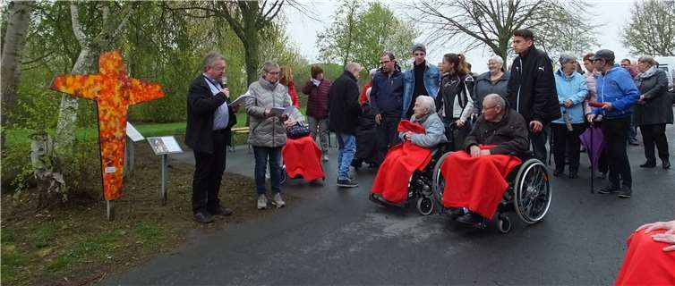 Viele Bewohner und Mitarbeiter des Caritas Zentrums in Mendig trafen mit Mendiger Bürgern, um gemeinsam den barrierefreien Kreuzweg in Obermendig betend abzuschreiten. Fotos: Caritas Zentrum, Mendig