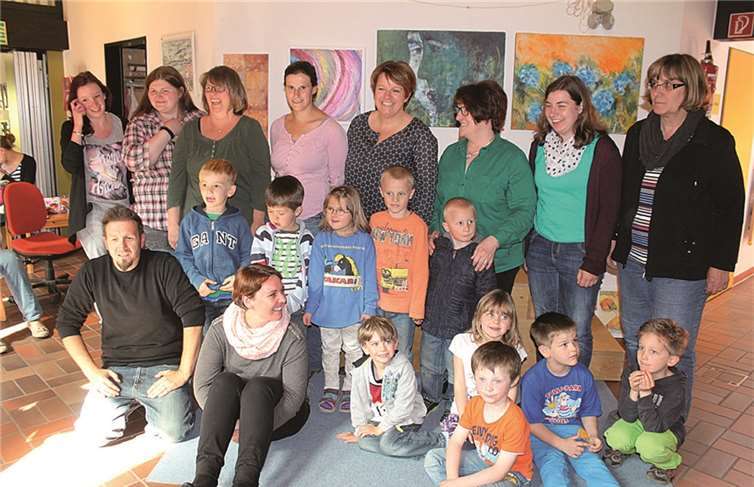 Viele Bilder wurden von den Kindern für die Kunstausstellung gemalt.privat