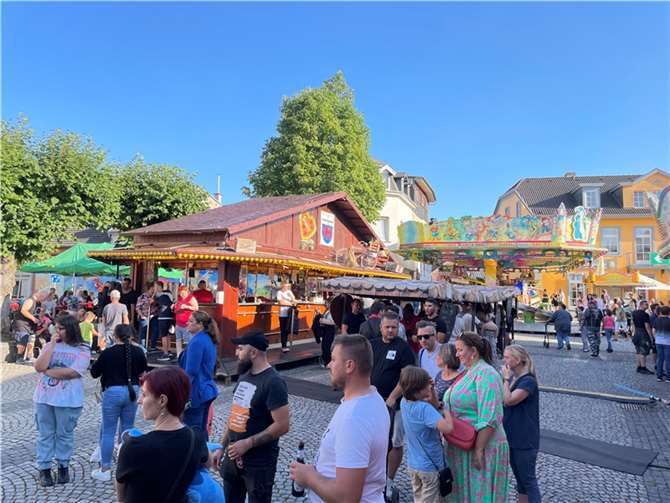 Viele Buden hatten leckere Getränke und Speisen im Angebot. Foto: ROB