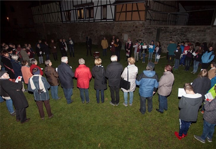 Viele Bürger hatten sind an der Gedenktafel an der alten Stadtmauer in Dierdorf versammelt, um gemeinsam zu gedenken.