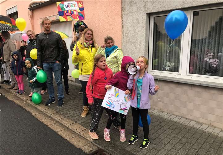 Viele Bürger kamen mit Ihren Kindern und nutzten die Gelegenheit, um zu zeigen, was Sie von der AFD-Veranstaltung im Keller der Vulkanhalle hielten.