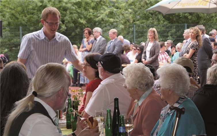 .Viele Bürger und Ehemalige feierten mit den Ehrengästen bei Kaffee und Kuchen das 50-jährige Bestehen der Josef-Görres-Grundschule Müden.TT