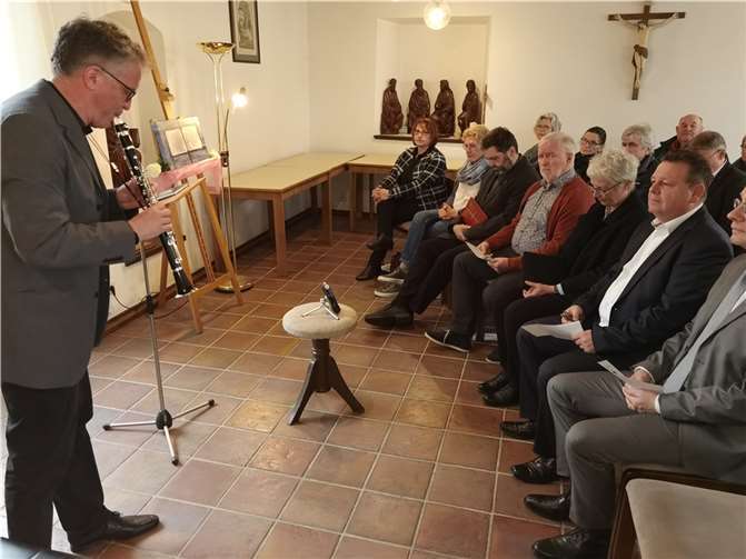 Viele Bürger und Vertreter aus Politik und Kirche nahmen an der Feierstunde anlässlich der Verlegung der Stolpersteine im Bad Bodendorfer Pfarrheim Teil. Foto: BL