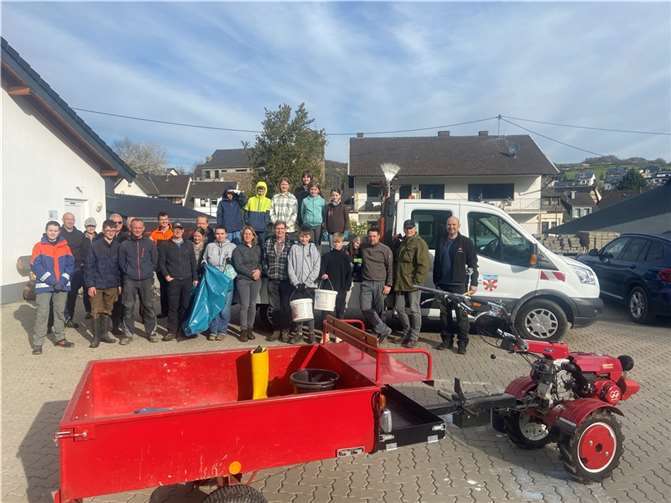 Viele Bürgerinnen und Bürger halfen mit, den Ort und die Umgebung zu reinigen.  Foto: Dorothee Bürger
