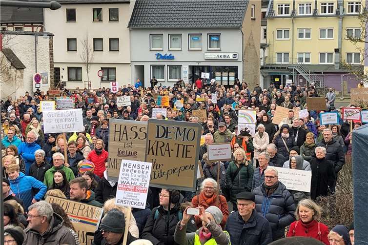 Viele Bürgerinnen und Bürger kamen zur Demo.  Fotos: BURG