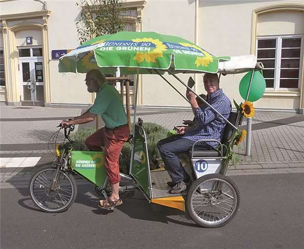 Viele Bürgerinnen und Bürger ließen sich vom Grünen Geschäftsführer des Ahrkreises, Harm Sönksen und dem Grünen Fraktionsführer im Sinziger Stadtrat, Ingo Binnewerg, zu ihrem Wunschziel fahren.Privat